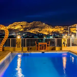 فندق Thebes ***